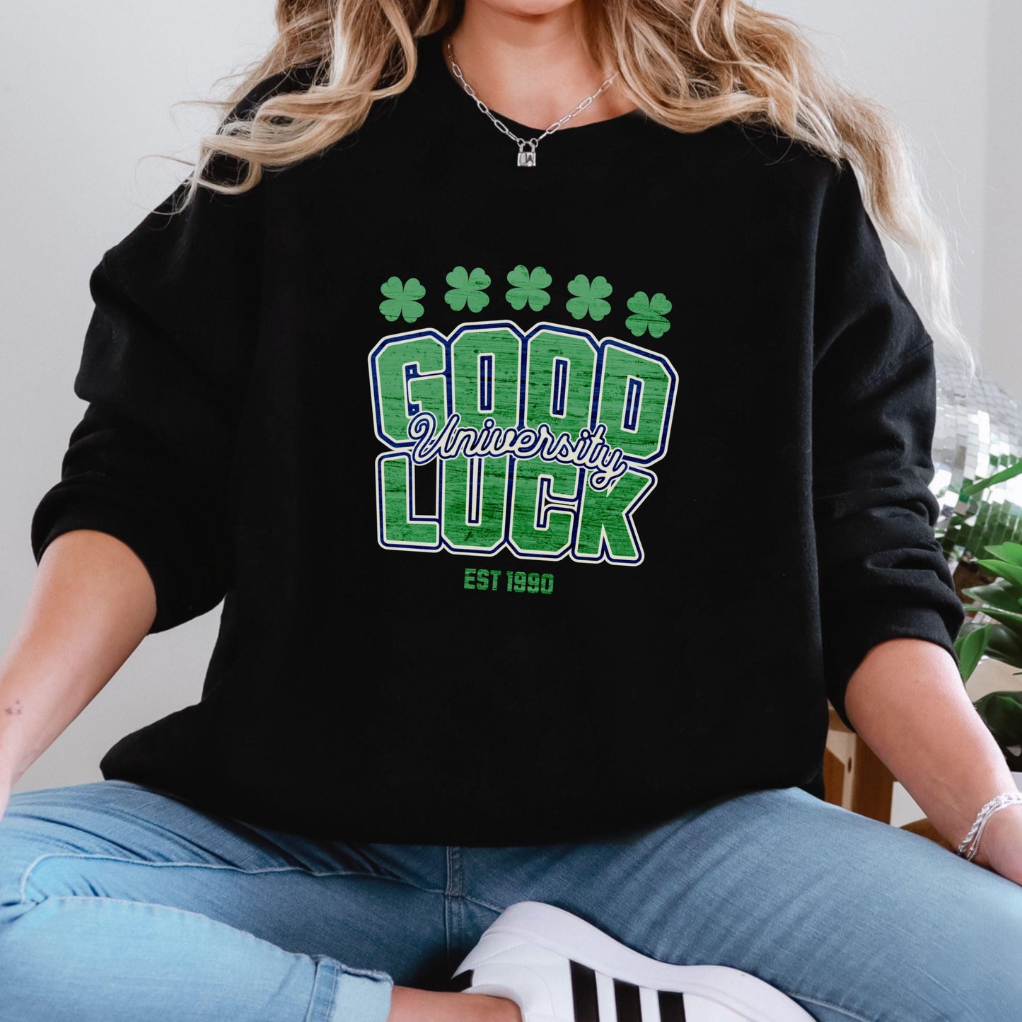 St Patricks Day Retro Shamrock Sweatshirt Funny University Irish St Paddys Day Lucky Sweater Girls 4 Leaf Green College Lucky Clover Shirt